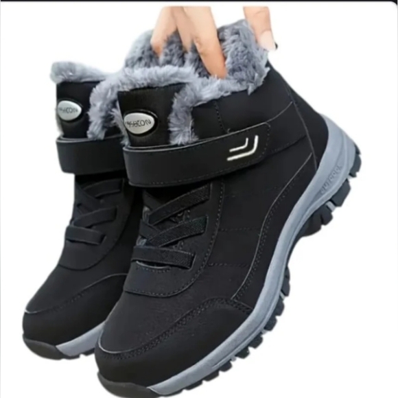 Shoes - NWOT Women's Cozy Winter Snow Boots Size 9.5